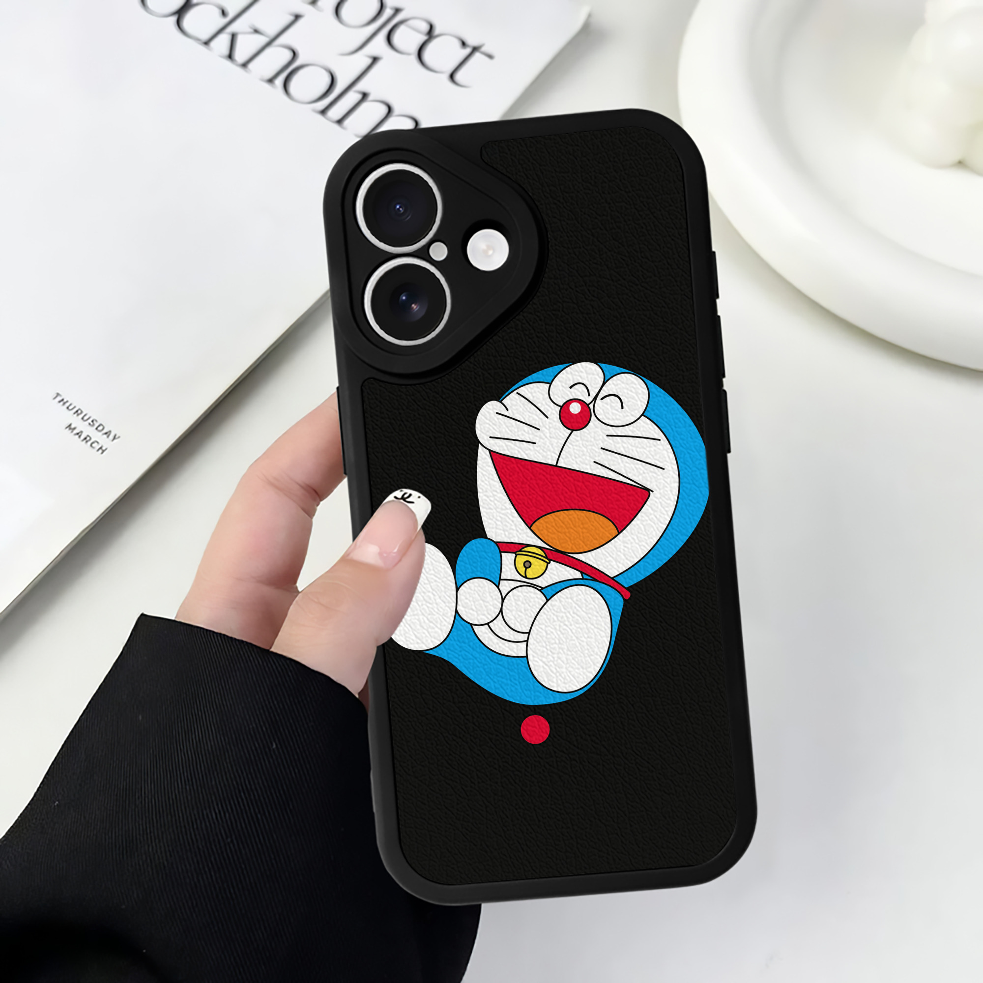 （画像用） ドラえもん Doraemon 【iPhone 16シリーズ対応】シリコンスマホケース（レザー調） 材質：シリコン